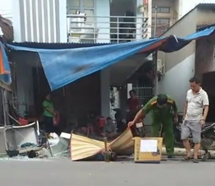 Đồng Nai: Đang đi xe máy bị trụ điện đổ đè chết Dong Nai: Dang di xe may bi tru dien do de chet