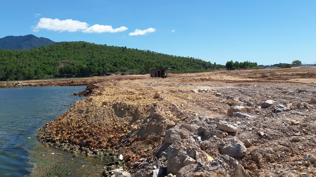 Ngoài phạt tiền, Trungnam Land bị chính quyền yêu cầu tạm dừng thi công khu D2 - biệt thự Thủy Tú, dự án Golden Hills và khôi phục lại mốc giới theo quy hoạch do đất có tràn xuống sông Cu Đê, ra ngoài ranh giới quy hoạch chiều ngang 1,2 m, chiều dài đường vòng cung là 13 m. 