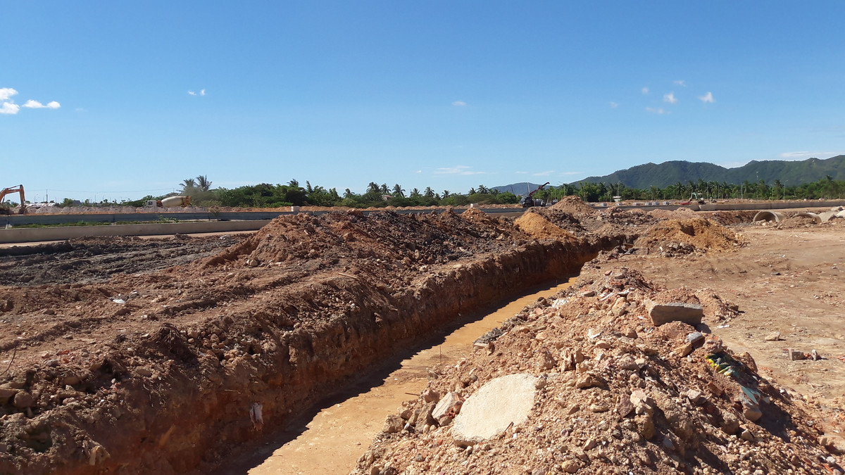 Trả lời báo chí, đại diện truyền thông Trungnam Land cho biết, khu D2 - biệt thự Thủy Tú được quy hoạch chủ yếu là trồng thảm cỏ, cây xanh dọc sông Cu Đê. Việc san lấp mặt bằng tại khu D2 mục đích nâng cao mặt nền khu vực mép sông Cu Đê tránh việc ngập nước trong quá trình đưa vào vận hành.