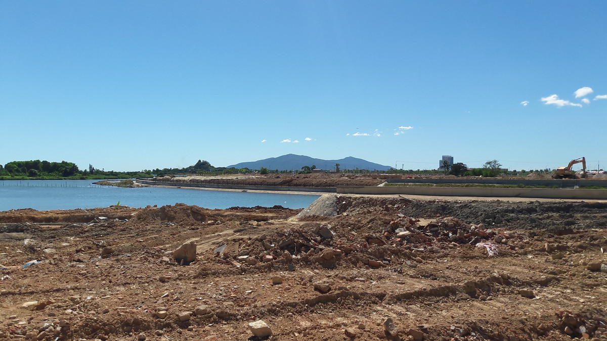 Về việc Trungnam Land thi công san lấp nền khu D2 khi chưa có giấy phép xây dựng, phía Công ty này cho biết, đang hoàn thiện hồ sơ nộp cho phía chính quyền TP Đà Nẵng.Mời xem nguồn chính: https://vietnamdaily.net.vn/bat-dong-san/can-canh-du-an-golden-hills-cua-cong-ty-trung-nam-lan-song-cu-de-66804.html