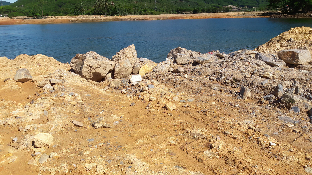 Trước đó ngày 4/7, sau khi có chỉ đạo của Chủ tịch UBND TP Đà Nẵng, Sở Xây dựng đã kiểm tra thực tế việc san lấp nền dự án Golden Hills (phường Hòa Hiệp Bắc, quận Liên Chiểu) tại sông Cu Đê. 