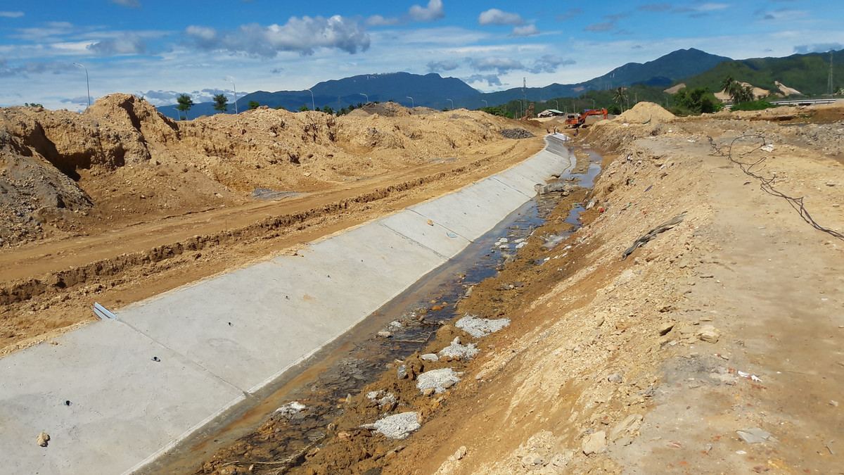 "Trong quá trình san lấp do sự cố bất cẩn của đơn vị san lấp nên đã để đất tràn xuống mặt nước sông Cu Đê. Công ty đã yêu cầu đơn vị thi công khắc phục ngay vị trí đất tràn xuống sông Cu Đê. Chúng tôi hứa sẽ sớm khắc phục trả lại hiện trạng ban đầu tại vị trí đất tràn xuống", đại diện truyền thông Trungnam Land khẳng định.