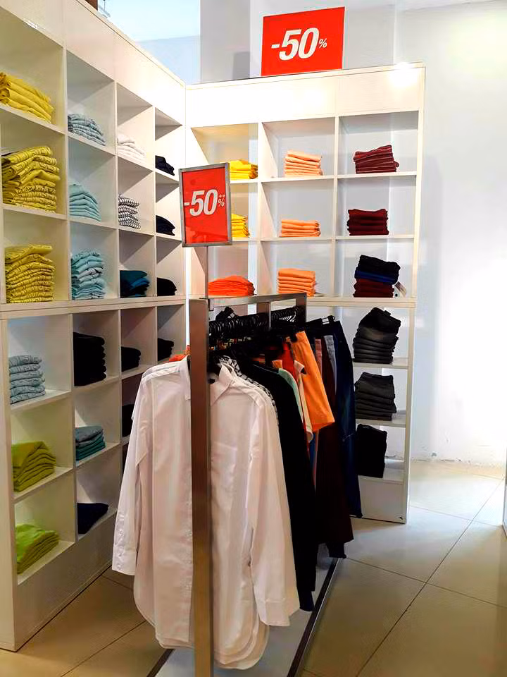 Tương tự, hãng thời trang Canifa cũng có các chương trình giảm giá từ 10 - 60% cho nhiều sản phẩm.