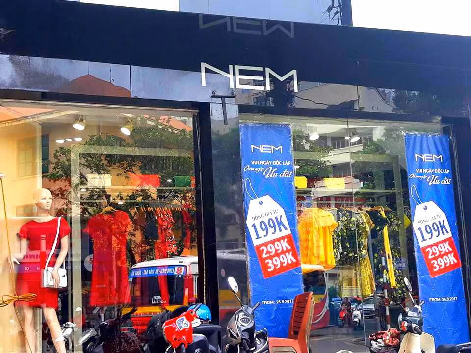 Thương hiệu thời trang NEM giảm giá nhiều mặt hàng tới 50%, mua 3 tặng 1.