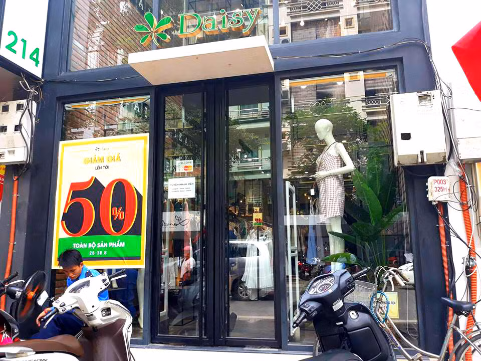 Hãng thời trang Daisy cũng thực hiện chiến dịch sale 50% toàn bộ sản phẩm.