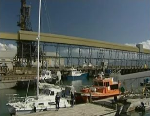 Kaz II là một con tàu bí ẩn được tìm thấy trôi nổi 88 dặm ngoài khơi bờ biển của Australia vào năm 2007. Khi được tìm thấy, động cơ của nó vẫn chạy, bữa ăn tối đã được bày ra trên bàn, quần áo đã được phơi phóng, áo phao vẫn còn. Tuy nhiên, không có dấu hiệu của thủy thủ đoàn, giống như họ tự nhiên biến mất khỏi Trái đất. (Theo Viralnova)