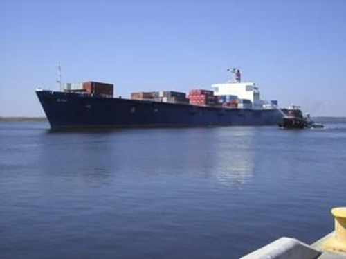 Tàu SS El Faro rời Jacksonville, Florida, vào ngày 30/9/2015. Sáng hôm sau, cơn bão Joaquin đột ngột trở thành một siêu bão, con tàu đi thẳng vào tâm bão và bị nghiền nát, một số mảnh vỡ được tìm thấy vài ngày sau đó nhưng chỉ có một thi thể duy nhất trong số 33 người trên tàu được tìm thấy. (Theo Viralnova)