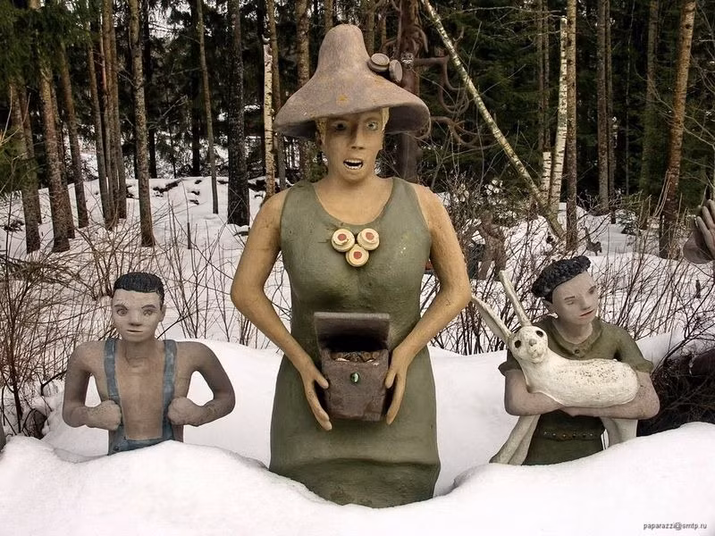 Veijo Rönkkönen đã bắt đầu công việc làm một công nhân nhà máy giấy tại quê hương Parikalla của mình từ năm 16 tuổi. Lĩnh tháng lương đầu tiên, ông đã dùng tiền đi mua 10 cây táo trồng xung quanh nhà và một bao xi măng để thực hiện công việc xây đắp tượng mà bấy lâu mình ấp ủ. (Theo AmusingPlanet)