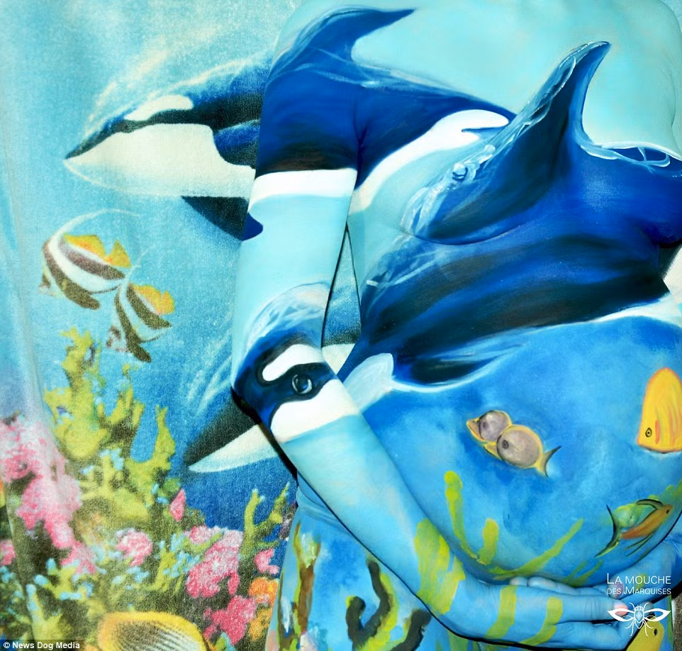 Trong ảnh là một phụ nữ có thai đã hoàn toàn trở thành một bức tranh tường có chủ đề về cuộc sống dưới đáy đại dương. (Theo Dailymail)