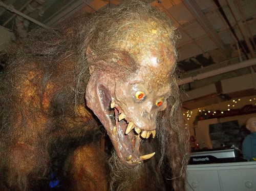 Bên cạnh đó, có những phiên bản mô tả quái vật khỉ Yeren rất dữ tợn, sẵn sàng tấn công con người với cơ thể khổng lồ, đôi mắt trợn trắng dã và bộ nhá lởm chởm những chiếc răng sắc nhọn. Quái vật nửa người nửa khỉ Yeren cũng bị buộc tội gây ra nỗi ám ảnh cho người trong nhiều thế kỷ.