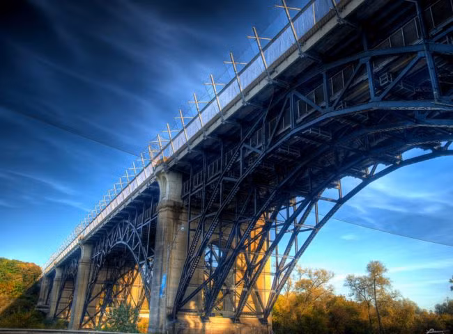 4. Cầu Prince Edward Viaduct. Cách đây không lâu, cây cầu nổi tiếng ở Toronto, Canada này nổi tiếng bởi số vụ tự tử diễn ra đều như cơm bữa. Người ta tính rằng cứ mỗi 22 ngày sẽ có một người đến cầu để tự tử. Nhiều lời đồn được thêu dệt nhưng không có lý giải thích đáng. Rất may, hiện tại người dân Toronto đã hành động và xây dựng một rào cản có tác dụng cực kỳ hiệu quả trong việc ngăn ngừa nhiều trường hợp tự tử. (Theo Viral)
