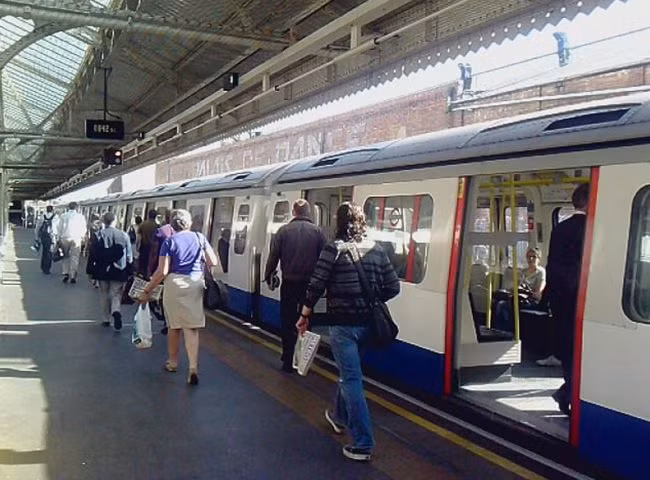 2. Tàu điện ngầm London Underground. Hàng năm, có nhiều người đã nhảy xuống đường ray tàu điện ngầm ở London để tự sát, con số người tự sát theo cách này chiếm tới 40% tổng số người tự sát. Có nhiều lời đồn rằng, những người tiêu cực trong cuộc sống đứng trước đường ray tàu điện ngầm dễ nảy sinh cảm giác muốn tự tử do được các linh hồn khác "dụ dỗ". (Theo Viral)