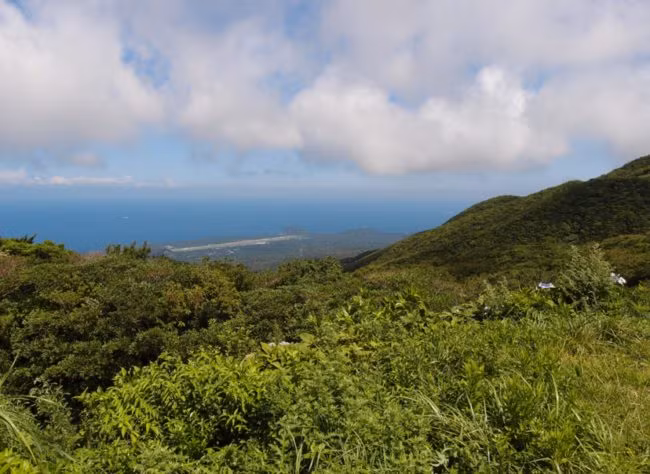 7. Núi Mihara, Nhật Bản. Nhiệt độ dung nham của ngọn núi lửa này có thể lên đến 2.200 độ F, nhiệt độ ngay lập tức sẽ giết chết, hòa tan một người nhảy xuống đó. Chỉ riêng trong năm 1933 đã có 944 người tự tử tại miệng núi lửa này. Sau khi nhận ra điều đáng sợ, chính quyền Nhật Bản đã rào chắn xung quanh khu vực nguy hiểm này. (Theo Viral)