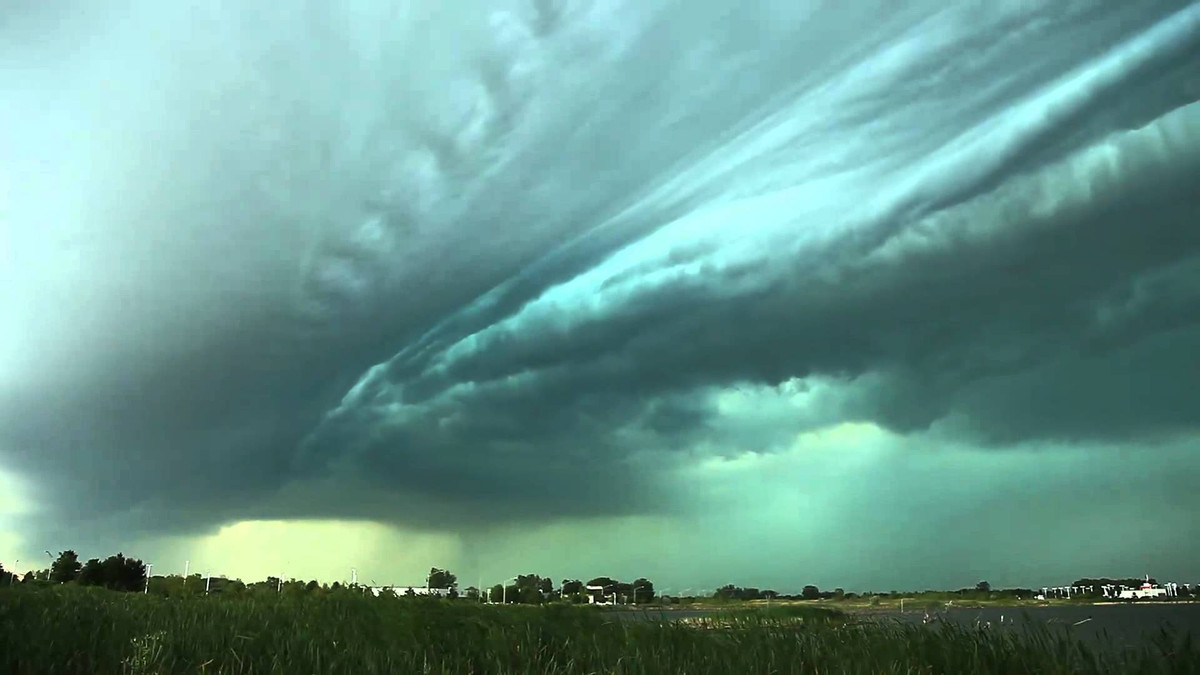 Bão Derecho, đây là loại bão có sức tàn phá khủng khiếp nhất, xảy ra trên diện rộng kèm sấm sét, lốc xoáy, mưa lớn, mưa đá, lũ quét, di chuyển rất nhanh. Bảo Derecho được cảnh báo là vô cùng mạnh và nguy hiểm, có sức hủy diệt trên diện rộng. Từ Derecho trong tiếng Tây Ban Nha nghĩa là "trực tiếp" hay "thẳng về phía trước", không có bất cứ thứ gì có thể ngăn chặn được cơn bão Derecho.Nguồn: L25
