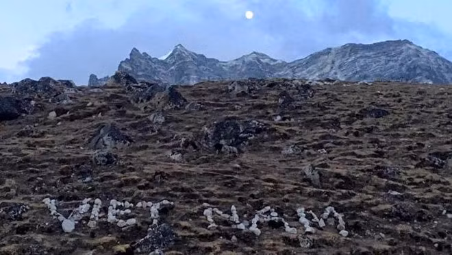 Dòng chữ Viet Nam do 4 chàng trai Việt xếp trên sườn đồi làng Lobuche, độ cao 4.910 m, đường lên Everest Base Camp. Ảnh: Trịnh Ngọc Sáng.