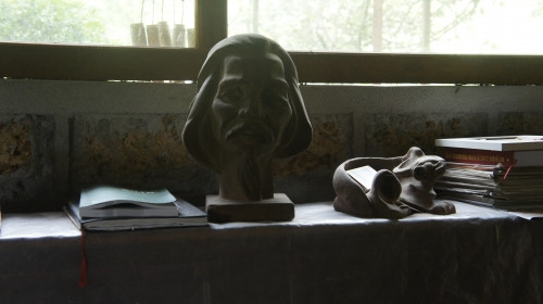 Tượng Văn Cao đặt trong trang trại của con trai ông là họa sĩ Văn Thao tại Hòa Bình.