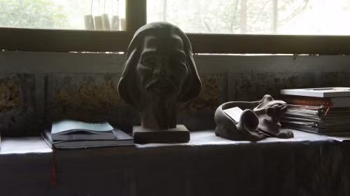 Tượng Văn Cao đặt trong trang trại của con trai ông là họa sĩ Văn Thao tại Hòa Bình.