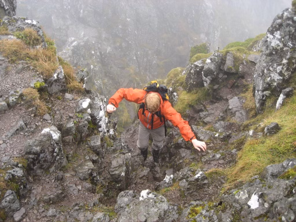 Aonach Eagach Ridge, Scotland, đây là danh lam thắng cảnh đẹp, nổi tiếng ở Scotland. Tuy nhiên, khi những cơn mưa đổ xuống, con đường mòn trở nên nguy hiểm bất ngờ và nếu không đi từng bước một cẩn thận, bạn có thể bỏ mạng tại nơi này trước khi có người phát hiện. Nguồn: Lolwot