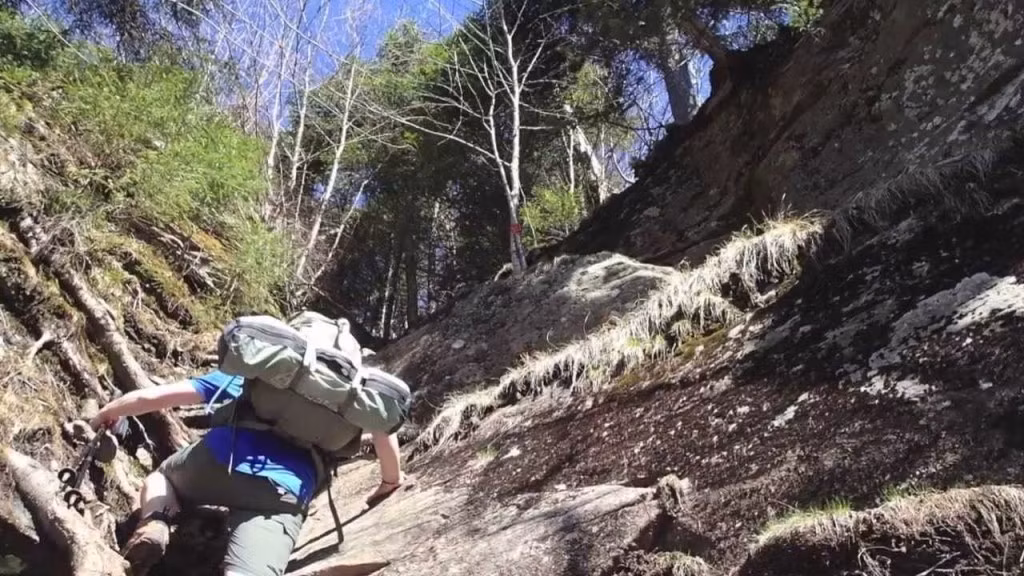 Đường mòn ma quỷ Devil’s Path, New York. Nếu bạn nghĩ quanh New York chẳng có con đường nào nguy hiểm thì bạn đã nhầm. Con đường của ma quỷ là một đường mòn gần với thành phố, rất quanh co và trơn trượt. Ít nhất một người chết mỗi năm trong khi cố gắng băng qua con đường này. Nguồn: Lolwot