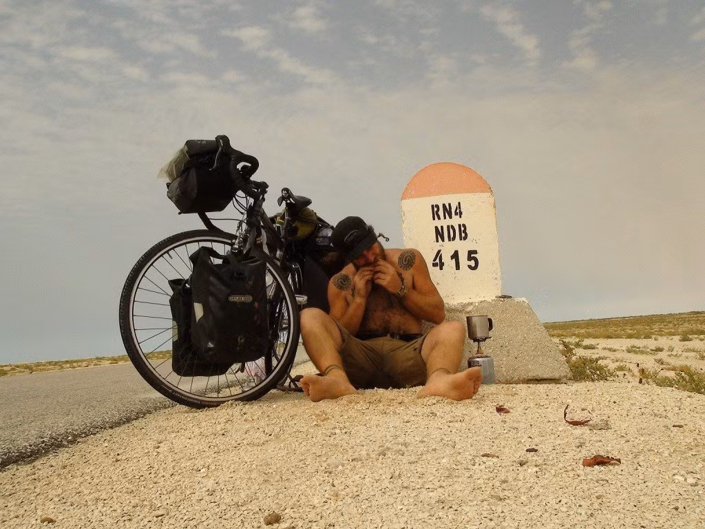 Con đường băng qua sa mạc Sahara. Đây là con đường ám ảnh nhất, khiến nhiều người nản chí nhất thế giới. Rất nhiều người đã chết vì cố gắng hoàn tất cuộc hành trình dài thảm khốc băng qua sa mạc Sahara, do đó hãy chắc chắn rằng bạn đang ở đỉnh cao của sức khỏe trước khi quyết định chinh phục con đường này. Nguồn: Lolwot