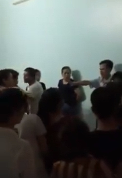 Rất nhiều người xông vào nhà để tìm đôi tình nhân (Ảnh cắt từ clip).