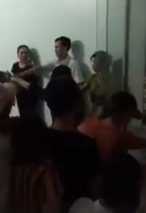 Theo chị Ngọc Dung thì đây là lần đầu chị chứng kiến màn đánh ghen có đông người đến vậy (Ảnh cắt từ clip).