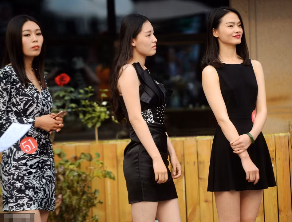 Có khoảng 30 sinh viên tham gia cuộc thi này, hầu hết đều không có kinh nghiệm, thậm chí có người lần đầu tiên tham dự một cuộc thi nhan sắc, có cả những người đi chân đất để diễn catwalk vì không thể đi trên đôi giày cao gót cao lênh khênh.