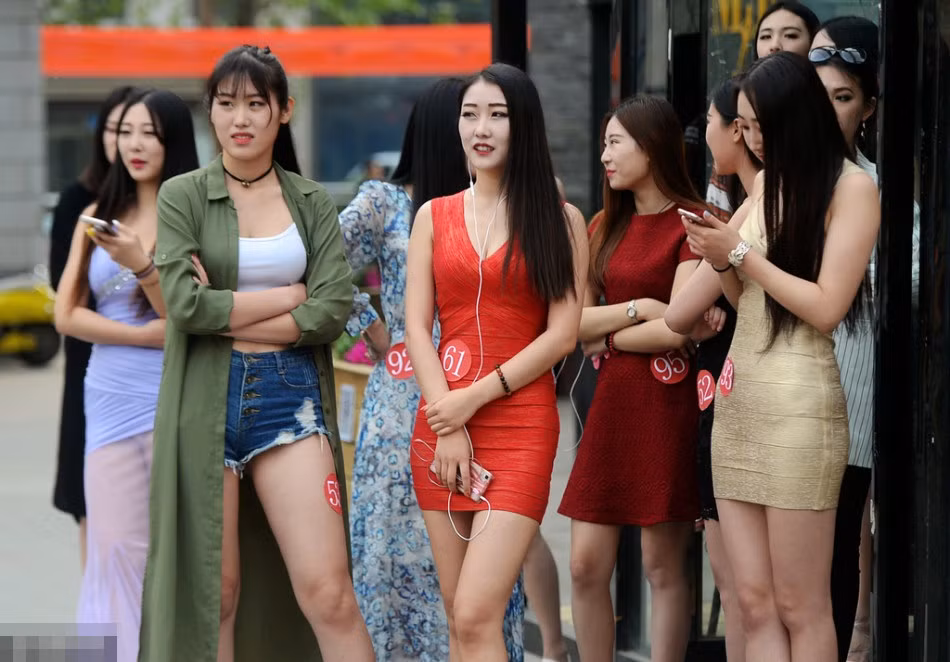 Vì cuộc thi diễn ra ngoài trời nên các cô gái được dịp phô diễn những đường cong cơ thể, dáng đi catwalk của mình trước không chỉ riêng ban giám khảo mà còn đông đảo người dân và du khách,