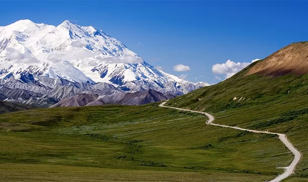 17 trong số 20 ngọn núi cao nhất tại Mỹ nằm ở Alaska, bao gồm cả Denali, ngọn núi cao nhất ở Bắc Mỹ, ngọn núi này cao tới 6194m, là địa điểm yêu thích của nhiều tay leo núi và những người ưa khám phá.