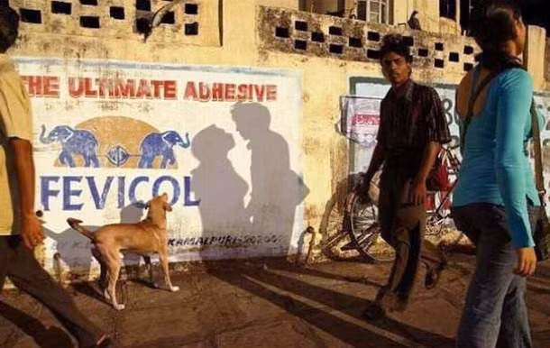 Một màn trùng hợp ngoạn mục khi bóng của hai người đi ngược chiều nhau tạo thành một cảnh tượng vô cùng lãng mạn trên bức tường. (Theo L25)