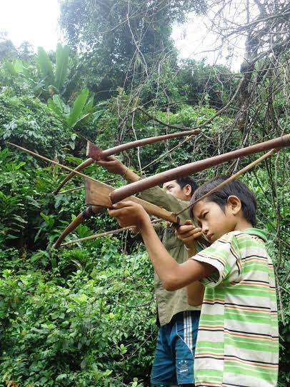 Anh A. Mươi và con trai A. Phăng đang dùng nỏ bắn chuột phá hoại mùa màng.