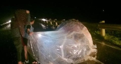 Nhóm thanh niên dựng lều che mưa cho nạn nhân