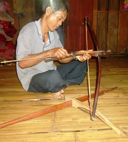 Ông A Đa duy người dân trì nghề làm nỏ hơn 20 năm nay.