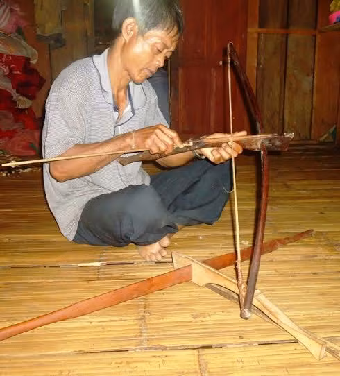 Ông A Đa duy người dân trì nghề làm nỏ hơn 20 năm nay.