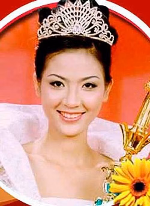 Hoa hậu Phan Thu Ngân thuở mới đăng quang Hoa hậu.