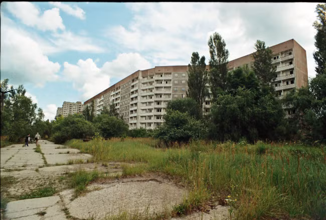 11. Pripyat, Ukraine. Pripyat đã từng là nhà của hơn 50.000 cư dân, thế nhưng tất cả cư dân đã được sơ tán vào ngày 26/4/1986, sau vụ nổ nhà máy điện hạt nhân Chernobyl. Lo sợ sự rò rỉ phóng xạ vượt khỏi tầm kiểm soát, các quan chức ra lệnh cho cư dân thị trấn và khu vực xung quanh sơ tán khẩn cấp. Pripyat bị bỏ hoang đến tận bây giờ với nhiều kỳ bí. (Theo Viralnova)