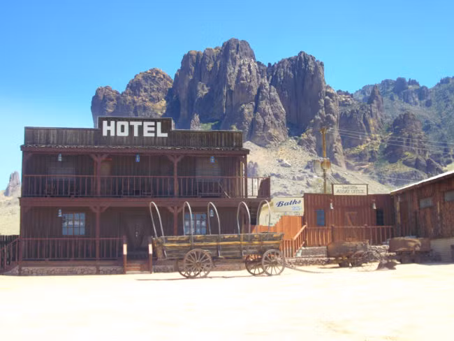 3. Goldfield, Ariz. Đây là một trong những thị trấn ma nổi tiếng nhất, mang tính biểu tượng nhất ở phía Tây Nam nước Mỹ. Thị trấn khai thác mỏ được hình thành trong cơn sốt vàng vào năm 1890. Gần 4.000 người sống ở đây trong thời kỳ hoàng kim của nó. Nhưng đến năm 1920, nó trở thành thị trấn chết khi chỉ còn những hồn ma vất vưởng ở lại, những người còn sống đều rời đi hết. (Theo Viralnova)