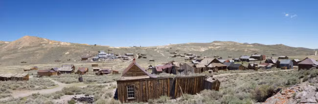 1. Bodie, California. Bodie là một điểm nóng trong cơn sốt vàng vào năm 1859, thu hút hơn 8.500 người với hơn 2.000 ngôi nhà được xây dựng, Mặc dù vậy, năm 1881, khi các mỏ khoáng bị cạn kiệt và mọi người dần bỏ đi, Bodie bị bỏ hoang thành một thị trấn ma. Năm 1932, một đám cháy phá hủy gần như tất cả mọi thứ, biến nơi đây trở thành một nơi hoang tàn, rùng rợn. (Theo Viralnova)