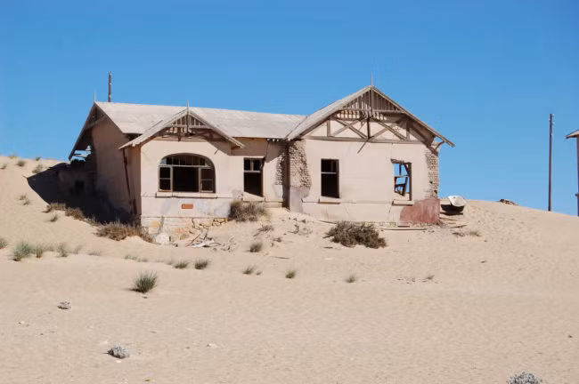 2. Kolmanskop, Namibia. Năm 1908, một công nhân đường sắt đã phát hiện ra kim cương trong cát ở gần Kolmanskop. Ngay sau đó, một thị trấn nhỏ được xây dựng ở giữa sa mạc Namib. Tuy nhiên, sau khi chiến tranh thế giới I qua đi, hơn 1000 người từng sống trong thị trấn dần dần rời bỏ nơi này. Hiện tại ở Kolmanskop chỉ còn những ngôi nhà đầy cát và những vật dụng cũ. (Theo Viralnova)