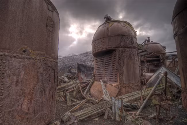 10. Đảo Deception, Antarctica. Đảo Deception nằm ở miệng núi lửa của một ngọn núi lửa đang hoạt động ... nhưng nó vẫn là một điểm du lịch nổi tiếng. Năm 1906, một thuyền trưởng người Na Uy bắt đầu đánh bắt cá voi ngoài khơi đảo Deception, tạo ra Whalers Bay. Những năm sau đó, các trạm nhỏ đã được xây dựng bởi các ngành công nghiệp đánh bắt cá voi, nhưng vào năm 1969, một vụ phun trào núi lửa đã phá hủy tất cả, biến nơi đây thành một hòn đảo chết chóc ghê rợn. (Theo Viralnova)