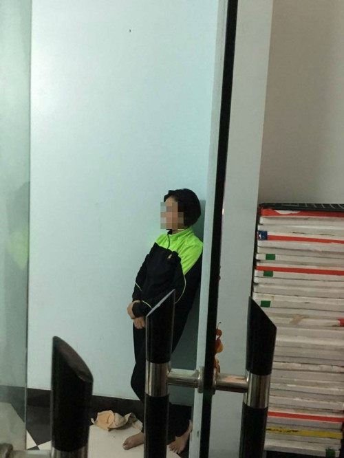 Cô nhân tình đứng trong góc và mặc tạm áo (Ảnh fb: Ngọc Dung cung cấp).