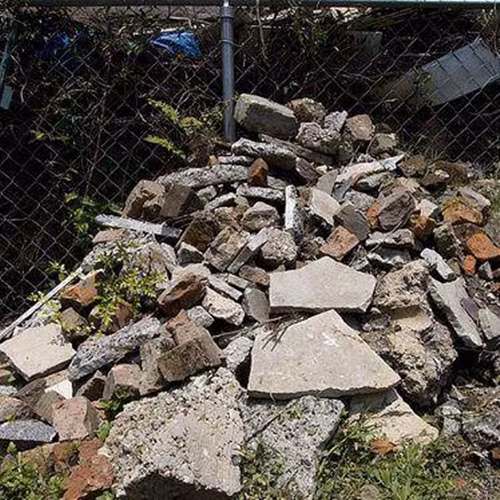 Năm 2015, một trẻ sơ sinh vẫn còn quấn chăn của bệnh viện Compton được tìm thấy bị chôn sống trong một đống gạch vụn bê tông. Hai người phụ nữ phát hiện ra đứa trẻ khi nghe tiếng khóc và ngay lập tức gọi cảnh sát. Bé gái sống sót và người mẹ đã bị bắt vì âm mưu giết người. Nguồn: EMGN