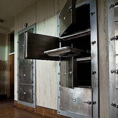 Sipho William Mdletshe là nạn nhân trong một tai nạn xe hơi khủng khiếp, khi được tìm thấy, không ai nghĩ rằng anh còn sống, họ đưa anh thẳng đến nhà xác Johannesburg mà không kiểm tra thêm.Sau hai ngày nằm bất tỉnh trong hộp kim loại ở nhà xác, Sipho thức dậy từ trong hôn mê và hoảng hốt la hét khi thấy mình trong nhà xác. Sipho được cứu ra và khi anh đứng trước cửa nhà bạn gái mình, cô gái đã nghĩ anh là một zombie và điên cuồng chạy trốn. Nguồn: EMGN