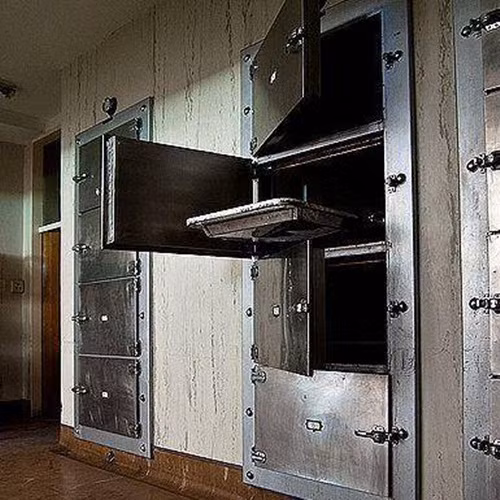 Sipho William Mdletshe là nạn nhân trong một tai nạn xe hơi khủng khiếp, khi được tìm thấy, không ai nghĩ rằng anh còn sống, họ đưa anh thẳng đến nhà xác Johannesburg mà không kiểm tra thêm.Sau hai ngày nằm bất tỉnh trong hộp kim loại ở nhà xác, Sipho thức dậy từ trong hôn mê và hoảng hốt la hét khi thấy mình trong nhà xác. Sipho được cứu ra và khi anh đứng trước cửa nhà bạn gái mình, cô gái đã nghĩ anh là một zombie và điên cuồng chạy trốn. Nguồn: EMGN