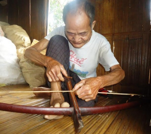 Dù đã già nhưng ông A. Lược vẫn đam mê làm nỏ.