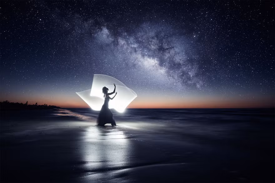 Bằng cảm quan nghệ thuật của một nghệ sĩ thị giác, Eric Paré có khả năng khiến người xem đắm chìm trong những khối ánh sáng đẹp ảo diệu do mình sáng tạo. Nguồn: Bored Panda