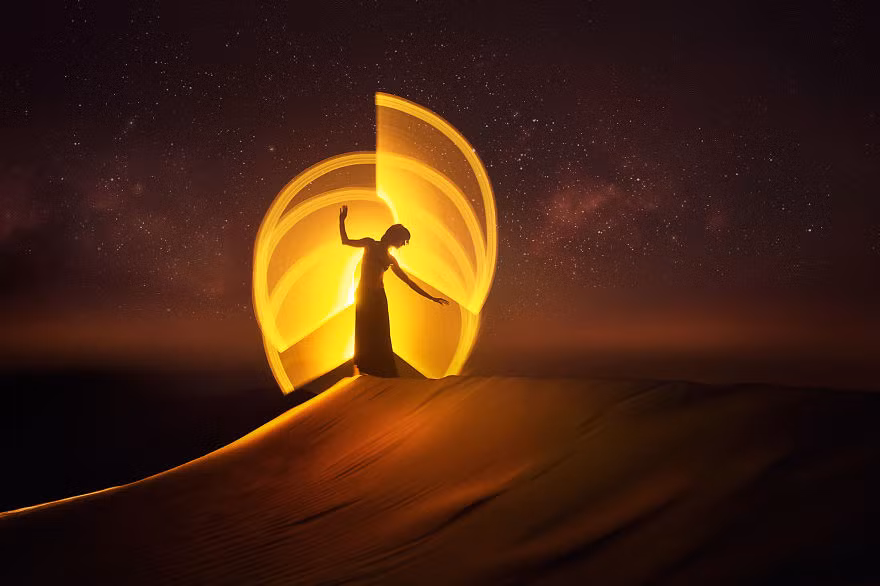 Eric Paré là một nghệ sĩ thị giác nổi tiếng người Canada, anh đã bắt đầu theo đuổi môn nghệ thuật vẽ tranh bằng ánh sáng từ năm 2013, gặt hái được vô số thành công. Các tác phẩm tranh ánh sáng đẹp ảo diệu của Eric xuất hiện trên CNN, MTV, PetaPixel, CNET, Vice, Fubiz, TechInsider và TEDxMontreal. Nguồn: Bored Panda