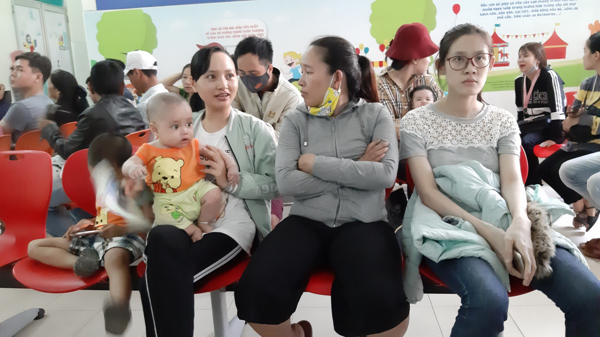 Bồng con trên tay, chị Nguyễn Thị Thanh (ngụ thị xã Điện Bàn, tỉnh Quảng Nam) cho biết gia đình con gái 8 tháng tuổi đến để được tiêm phòng nhưng nghe thông báo đành phải quay về.