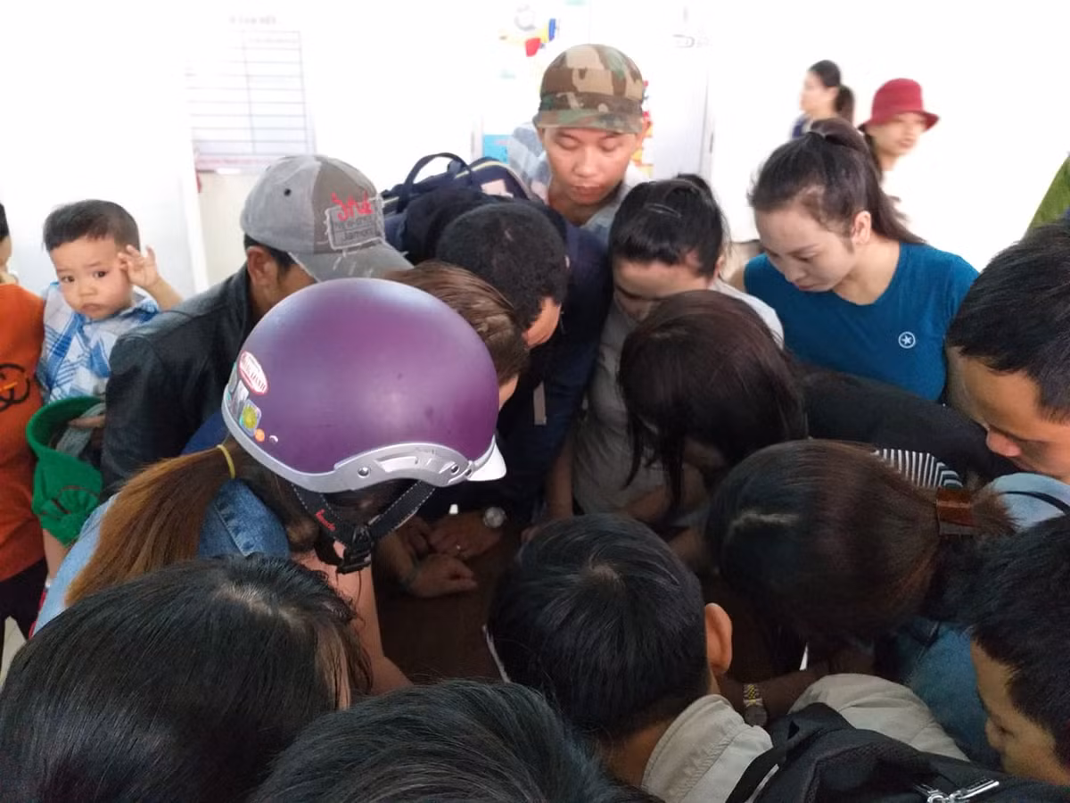 Hang tram nguoi trang dem cho tiem vac xin cho con-Hinh-2