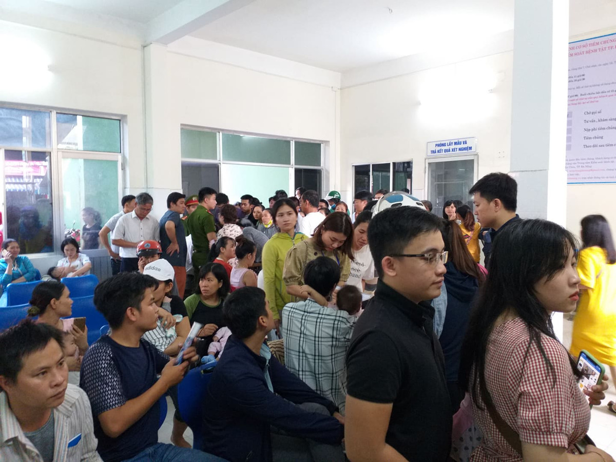 Theo bác sĩ Tôn Thất Thạnh - Giám đốc Trung tâm Kiểm soát bệnh tật TP Đà Nẵng dù còn gần 200 mũi tiêm đã được đăng ký tiêm trong ngày nhưng sáng nay trung tâm phải tạm dừng tiêm vì lượng người quá đông.